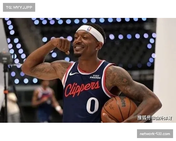 比尔手感火热半场高效砍下十二分展现季前赛巅峰状态令人期待 比尔手感火热半场高效砍下十二分展现季前赛巅峰状态令人期待